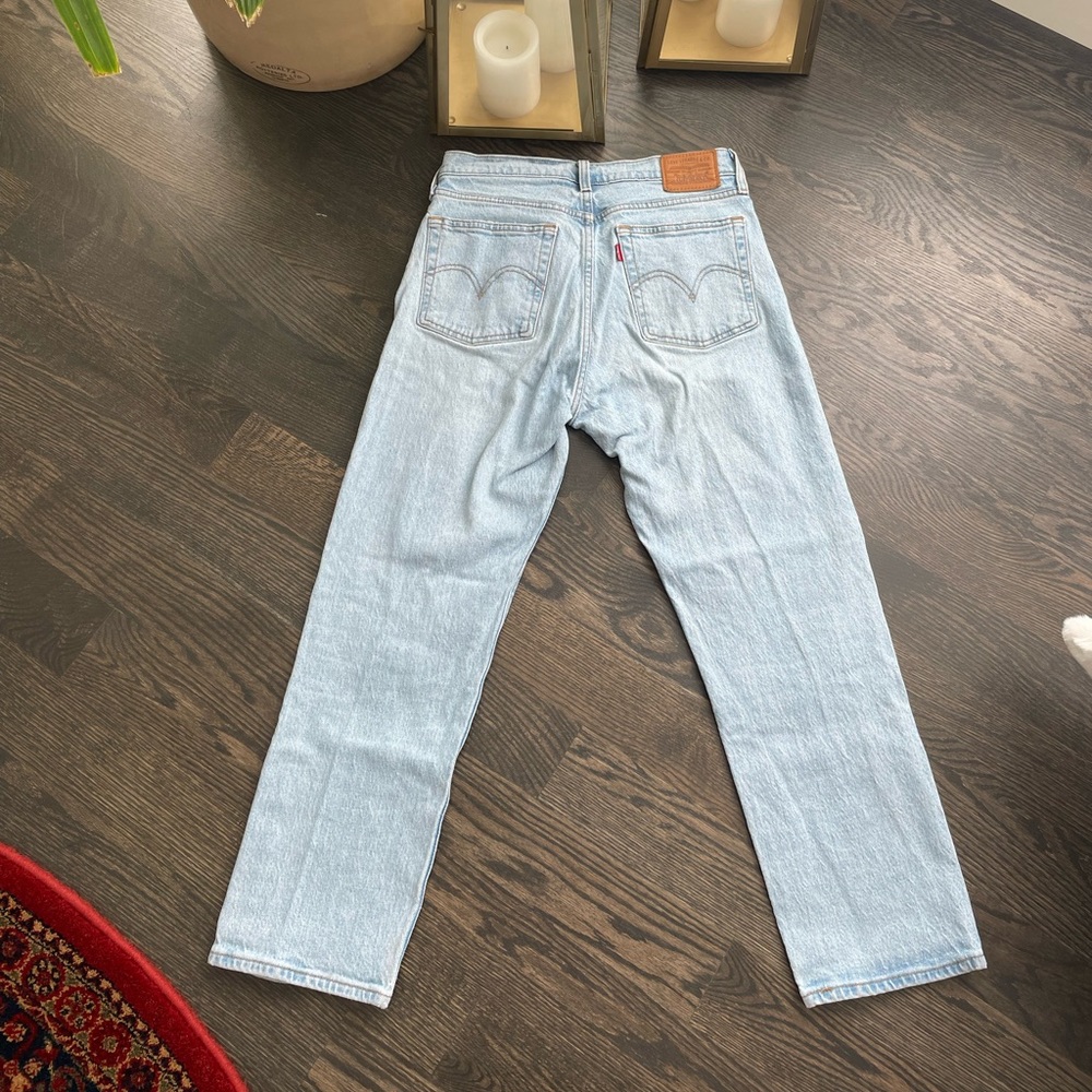 Levi’s Wedgie Straight Lightwash Size 27